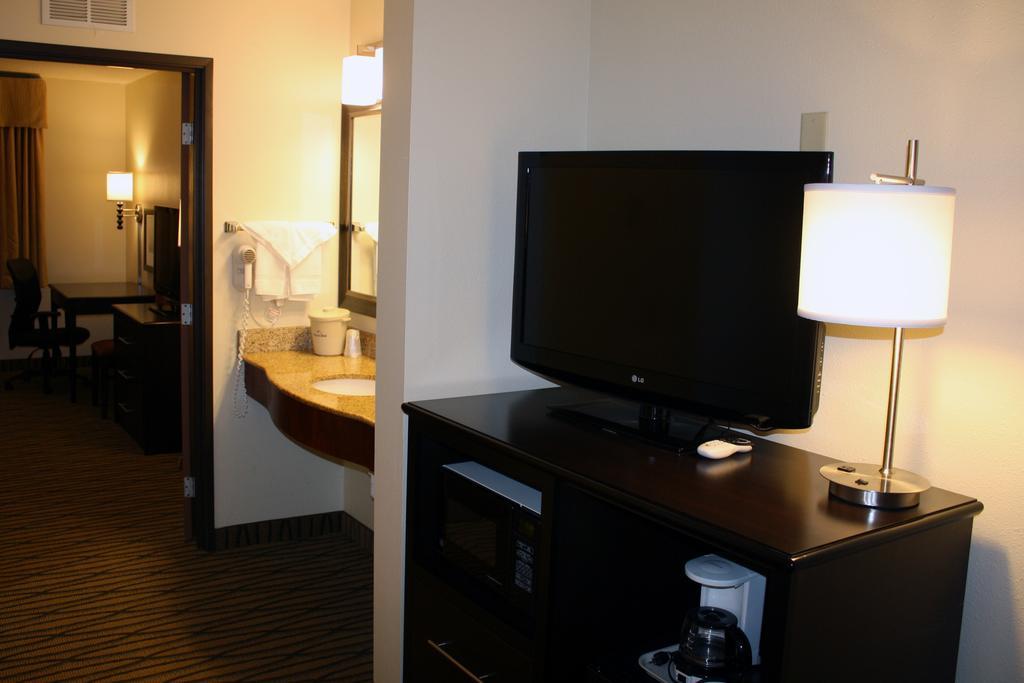 Americinn By Wyndham Rogers Habitación foto
