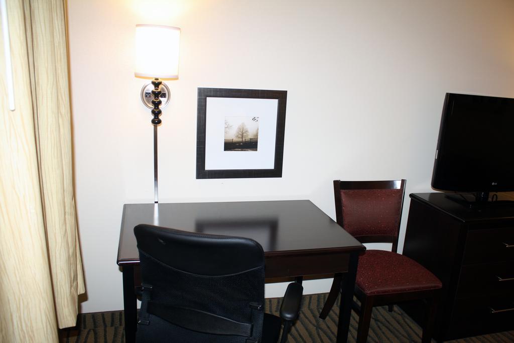 Americinn By Wyndham Rogers Habitación foto